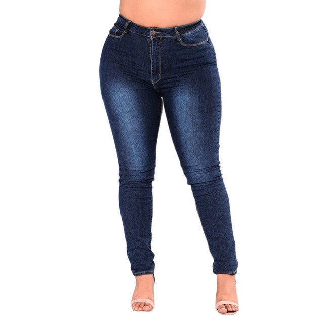 Zeitlose Eleganz in Übergröße - Unsere Damen Plus-Size-Jeans Ayna-14.jpg