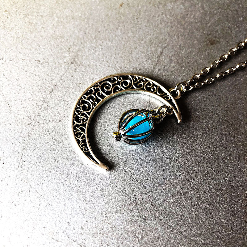 LunaGlow Mondleuchtende Halskette - Ein funkelndes Accessoire, das die Magie des Mondes einfängt.
