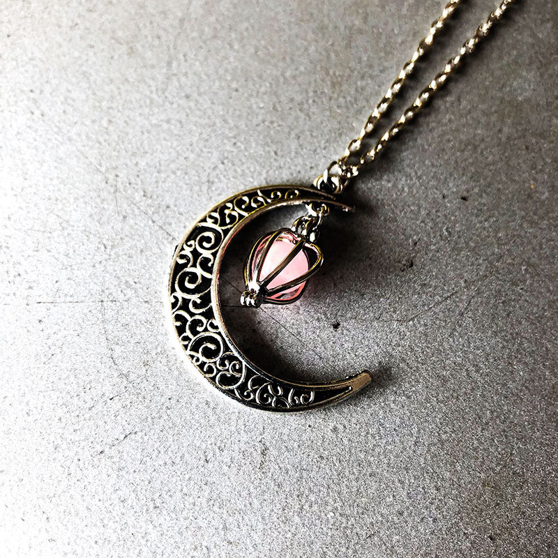 LunaGlow Mondleuchtende Halskette - Ein funkelndes Accessoire, das die Magie des Mondes einfängt.