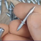 Doppelkopf-Sockelgewinde, nahtloser Nagel, doppelköpfige Nägel, Sockelleiste ohne Markierungen, unsichtbare Sicherheitsschrauben, spezielle versteckte Nägel für Sockelleisten (100 St)-9.mp4