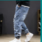 Die TurboJeans für Herren sind ein Meilenstein in Sachen Tragekomfort und Stil. Erhältlich in beeindruckenden Größen von XXXL bis 8XL, bieten sie eine perfekte Passform und sind aus hochwertigem elastischem Stoff gefertigt. Mit einer zerrissenen Optik, die sorgfältig platzierte Löcher und Risse betont, sind diese Jeans ein Must-Have für jeden modebewussten Mann, der auf der Suche nach Stil und Komfort ist.